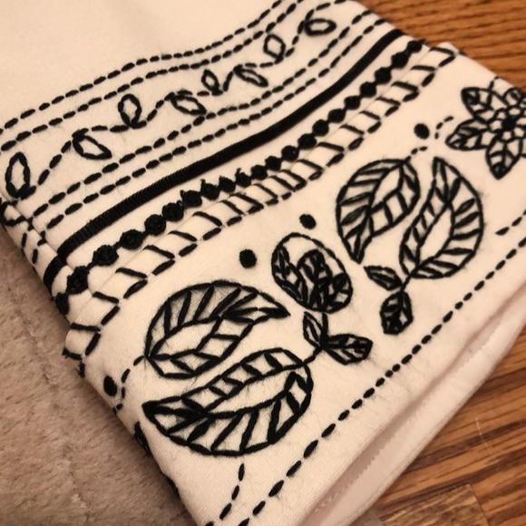 Ladies embroidered jacket - Picture 3 of 5